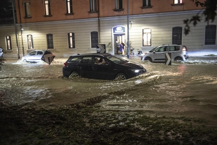 Maltempo sull'Italia, allagamenti da Nord a Sud: un morto nel Bolognese