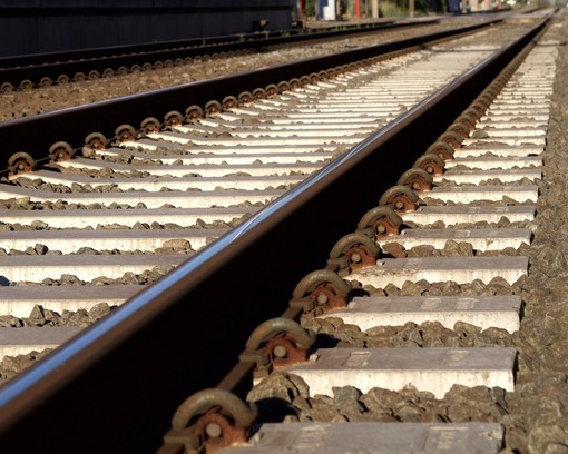 Paura alla stazione di Saronno Sud: «Sassaiola tra i binari. Abbiamo sentito anche uno sparo»