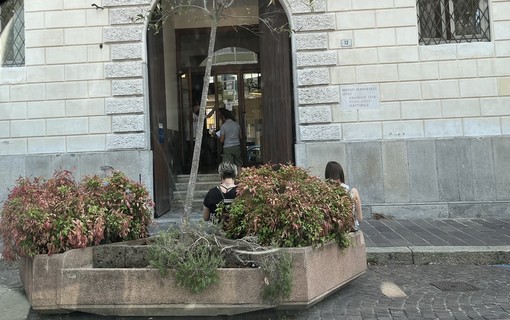 L'Anagrafe di Busto: le persone devono attendere fuori. Qui la situazione a metà mattinata pochi giorni fa