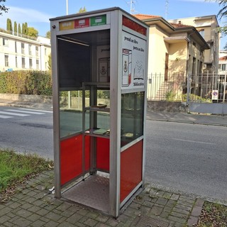 Una delle bibliocabine di Cassano Magnago