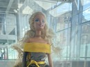 Barbie va in stazione per dire no alla violenza