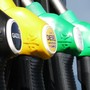 Benzina, il prezzo scende ancora: per la prima volta da gennaio sotto l'1,8 al litro