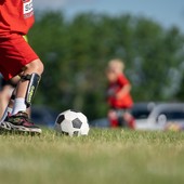 Tre fratelli e la vittoria più bella: rimettere a nuovo il campetto di calcio del loro rione