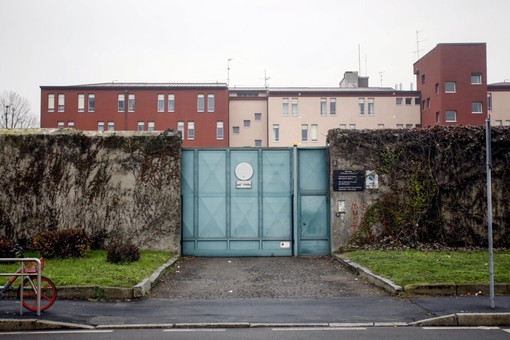 “Beccaria”, detenuti del carcere minorile seminano il panico: aggrediscono poliziotti, danno fuoco a un materasso e tentano fuga in massa