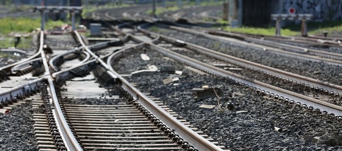 Corpo senza vita ritrovato sui binari a Rho: indagini e circolazione ferroviaria in tilt