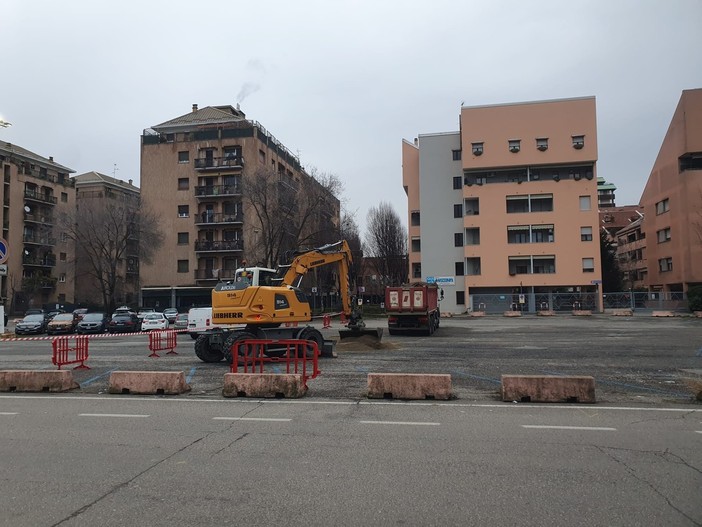 In via Einaudi ci si prepara al grande falò