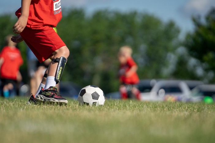 Tre fratelli e la vittoria più bella: rimettere a nuovo il campetto di calcio del loro rione