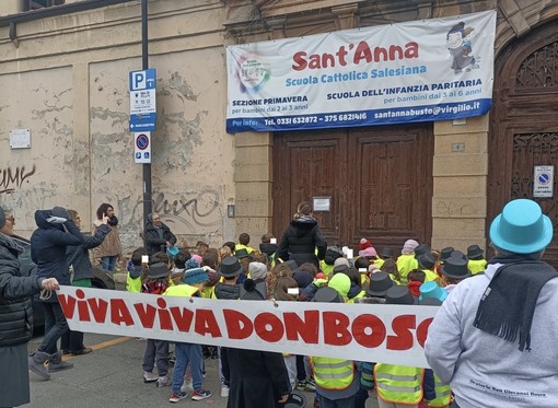 «Viva don Bosco!». L'emozione dei bimbi che passeggiano come il santo (e Ai non significa intelligenza artificiale)