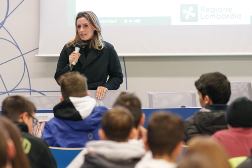 Scuola media di Origgio visita archivi storici Regione. «Incontro con un patrimonio di inestimabile valore»