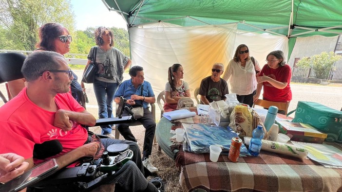 Le immagini della conferenza stampa e, sotto, del cantiere, con i rifiuti raccolti dagli attivisti nel bosco