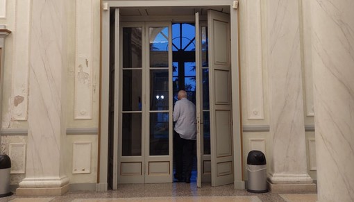 Fiamme in consiglio a Castellanza: Caputo abbandona l'aula