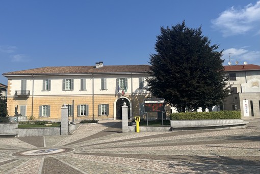 Il municipio di Gorla Maggiore e a lato il Numm