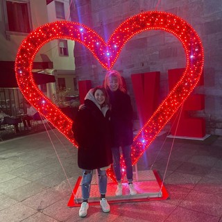 Gallarate si illumina d’amore: torna il cuore gigante in piazza San Pietro