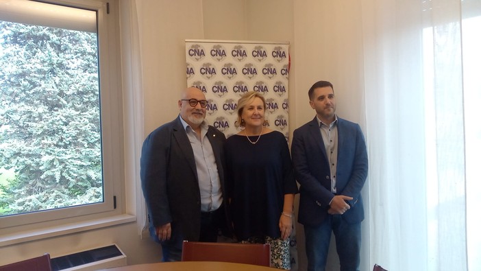 Da sinistra Luca Mambretti, presidente Cna Varese, il direttore Roberta Tajè e Francesco Romano, responsabile del progetto Cambiamenti