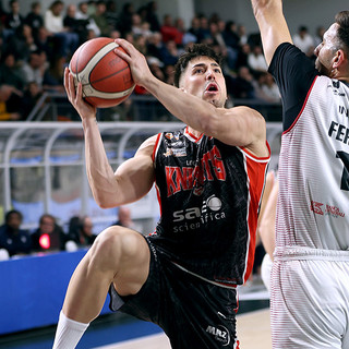 Diciannove triple stendono i Knights, Omegna rimonta da -17