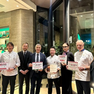 Claudio Colombo (quinto da sinistra) dopo aver ricevuto il Premio per il Migliore Panettone Artigianale della Lombardia