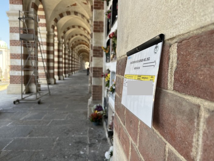 Uno degli avvisi apparsi sulle arcate del cimitero principale di Busto Arsizio