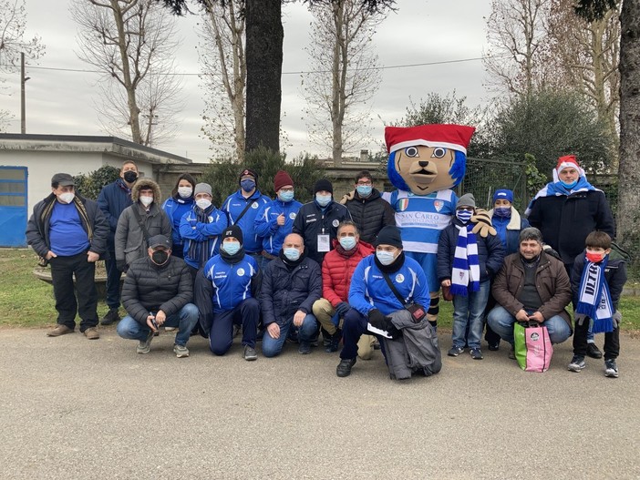 Foto di gruppo per la Pad e la mascotte prima dell'ingresso in campo