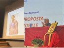 L'assemblea con monsignor Luca Raimondi. Sopra monsignor Severino Pagani