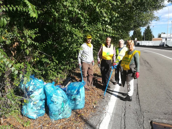 Genitori e figli al lavoro per pulire parco e vie di Castellanza