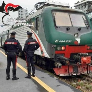 Villadossola, ruba il cellulare e minaccia con un coltellino il proprietario: denunciato 27enne