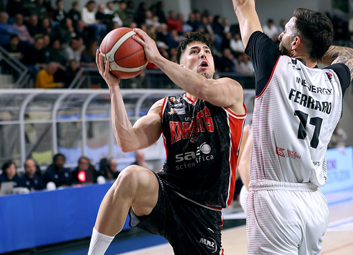 Diciannove triple stendono i Knights, Omegna rimonta da -17