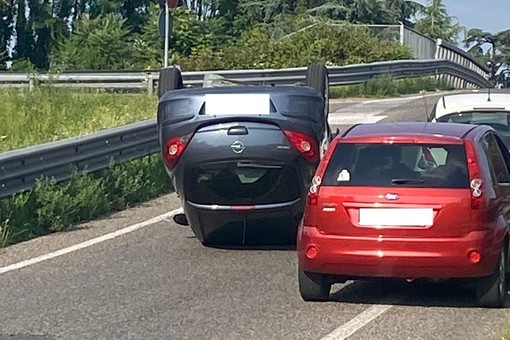 Paura ai Cinque Ponti, si ribalta auto