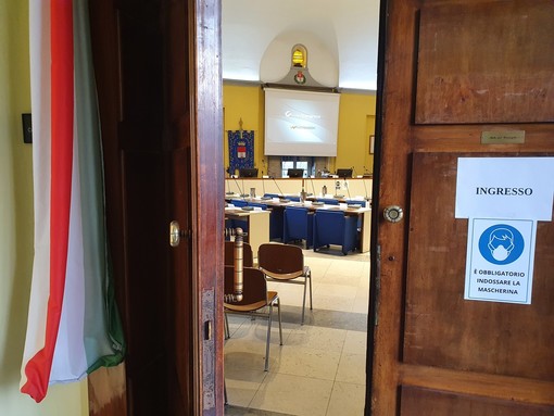 Il Consiglio riapre le porte al pubblico. Sotto, Laura Rogora e Simone Orsi