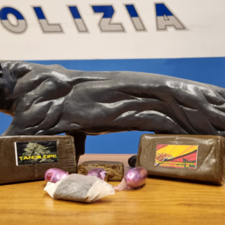 A vent'anni spacciava hashish nei parchi di Busto: preso dalla polizia con tre etti di droga