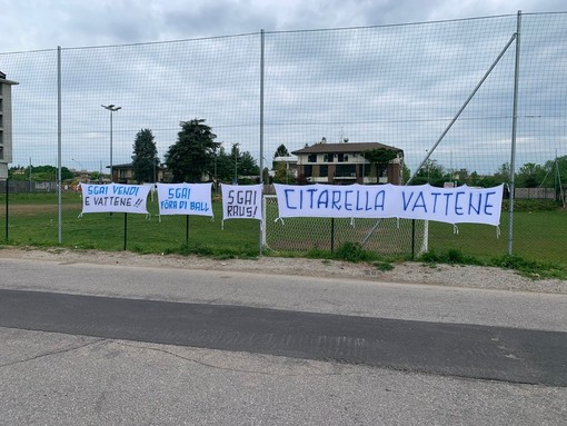 Gli striscioni fuori dallo stadio