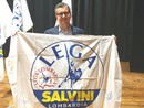 Andrea Cassani con la bandiera della Lega nel giorno della vittoria del congresso