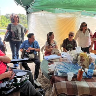 Le immagini della conferenza stampa e, sotto, del cantiere, con i rifiuti raccolti dagli attivisti nel bosco