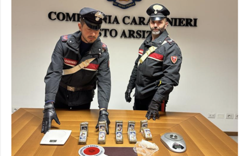 Dieci panetti di hashish nello zaino e cocaina negli slip: 48enne varesino arrestato a Busto Arsizio