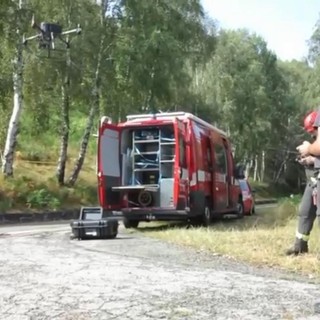 Un drone si alza in volo per setacciare i boschi della Forcora alla ricerca della donna di 89 anni scomparsa da un giorno