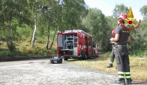 Un drone si alza in volo per setacciare i boschi della Forcora alla ricerca della donna di 89 anni scomparsa da un giorno