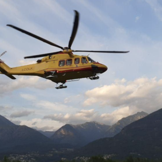 Mezzo si ribalta nel Lecchese, due operai cadono dal cestello: un ferito grave trasportato al Circolo di Varese