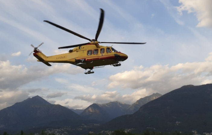 Mezzo si ribalta nel Lecchese, due operai cadono dal cestello: un ferito grave trasportato al Circolo di Varese