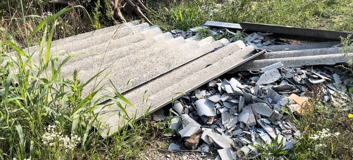 VIDEO. Quattro passi in campagna tra i rifiuti: eternit, pneumatici, vasche e anche un'auto