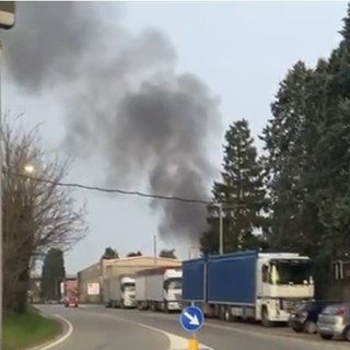 VIDEO. Rogo a Gorla Minore, chiusa la strada al traffico