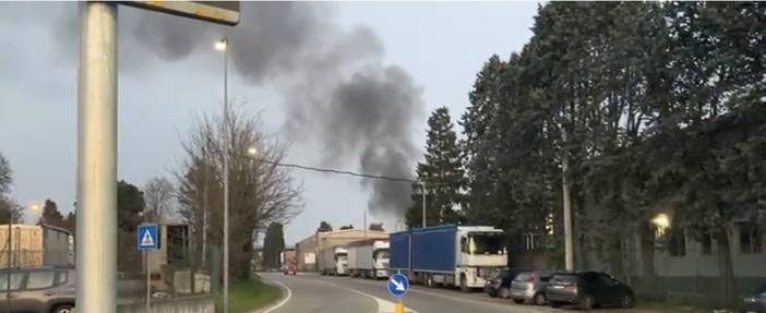 VIDEO. Rogo a Gorla Minore, chiusa la strada al traffico