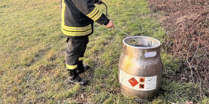 Sopralluogo a Fagnano: un primo telo per frenare l'odore di gas, ora si attende la bonifica