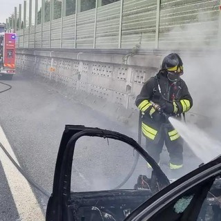 Auto in fiamme sull’autostrada A9, traffico difficoltoso a Origgio