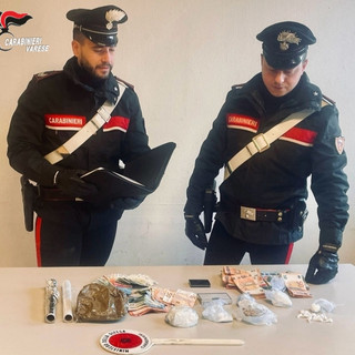 Cocaina e denaro in casa, cinquantaseienne in manette