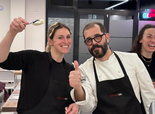 La capitana Sofia Rebora con lo chef Andrea Frizzarin durante la serata di team building