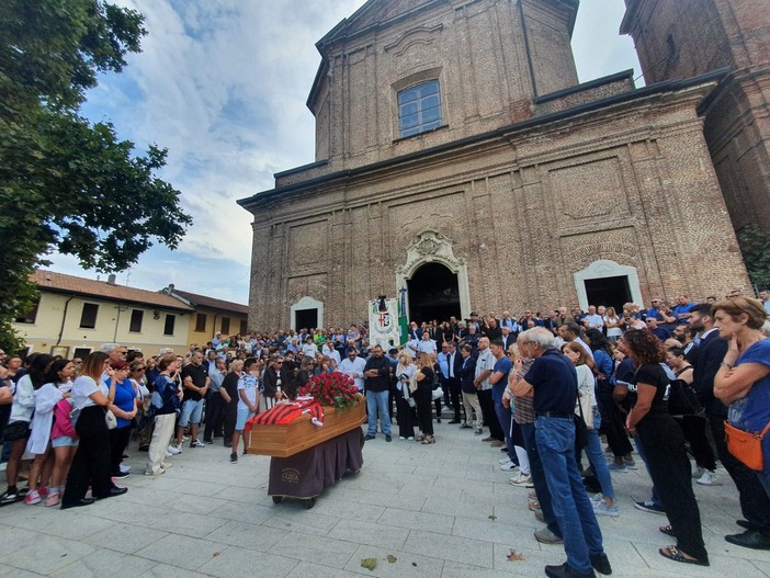 Samarate abbraccia Enrico Puricelli: «Una vita vicino ai “piccoli”. Sei stato un dono»