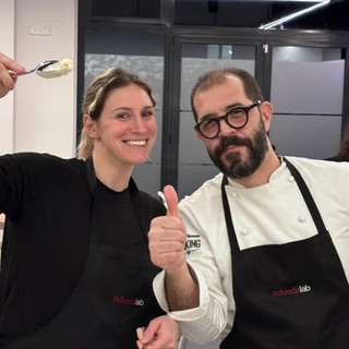 La capitana Sofia Rebora con lo chef Andrea Frizzarin durante la serata di team building