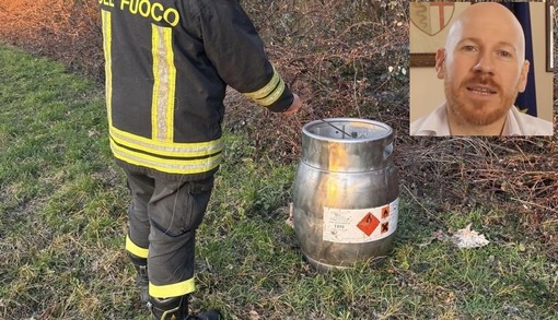 I vigili del fuoco con il fustino e il sindaco Baroffio