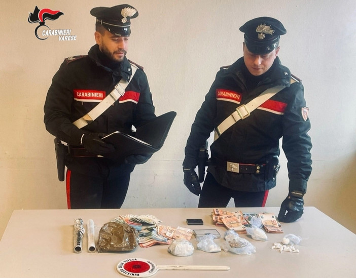 Cocaina e denaro in casa, cinquantaseienne in manette