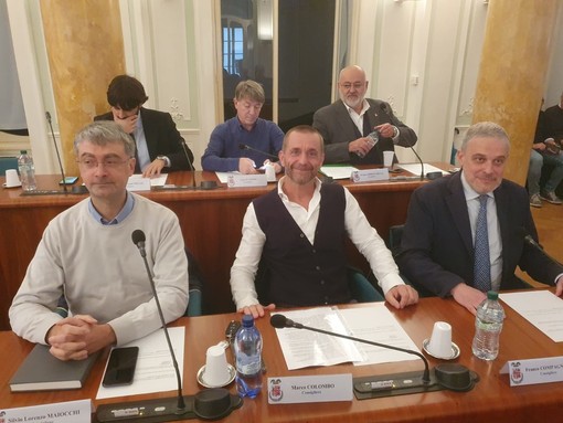 In prima fila, il gruppo di Fratelli d'Italia