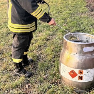 Sopralluogo a Fagnano: un primo telo per frenare l'odore di gas, ora si attende la bonifica